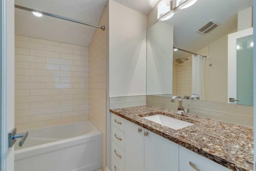 2018B 26A Street Sw, Calgary, AB - Indoor Photo Showing Bathroom
