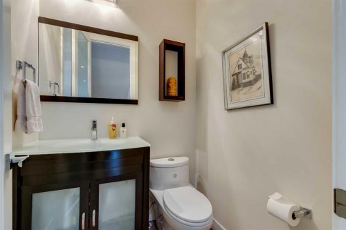 2018B 26A Street Sw, Calgary, AB - Indoor Photo Showing Bathroom