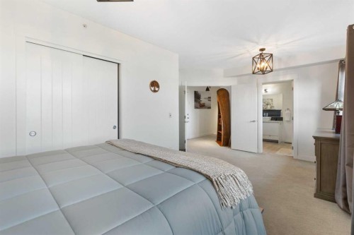 227-15 Aspenmont Heights Sw, Calgary, AB - Indoor Photo Showing Bedroom