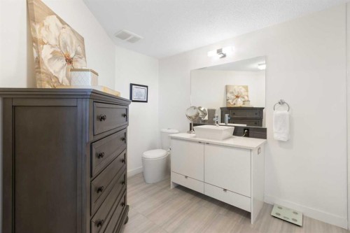 227-15 Aspenmont Heights Sw, Calgary, AB - Indoor Photo Showing Bathroom