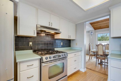 33-228 Theodore Place Nw, Calgary, AB - Indoor Photo Showing Kitchen
