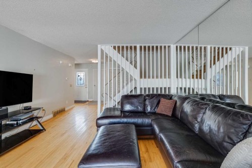 33-228 Theodore Place Nw, Calgary, AB - Indoor Photo Showing Living Room
