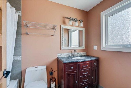 33-228 Theodore Place Nw, Calgary, AB - Indoor Photo Showing Bathroom