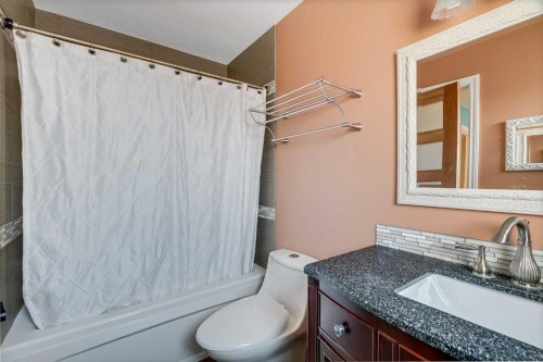 33-228 Theodore Place Nw, Calgary, AB - Indoor Photo Showing Bathroom