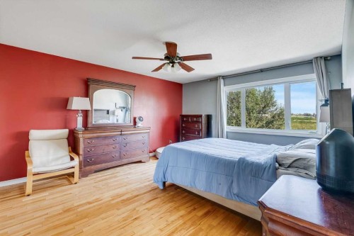 33-228 Theodore Place Nw, Calgary, AB - Indoor Photo Showing Bedroom