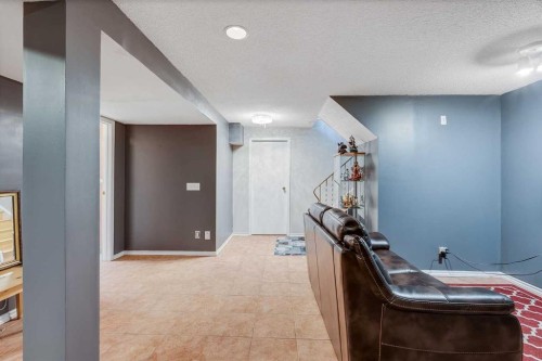 33-228 Theodore Place Nw, Calgary, AB - Indoor Photo Showing Other Room