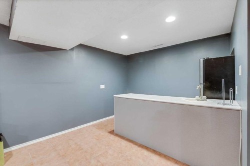 33-228 Theodore Place Nw, Calgary, AB - Indoor Photo Showing Other Room