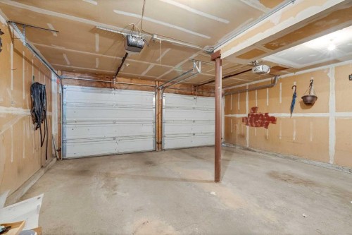 33-228 Theodore Place Nw, Calgary, AB - Indoor Photo Showing Garage