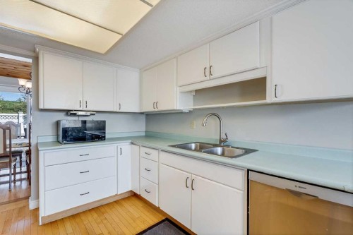 33-228 Theodore Place Nw, Calgary, AB - Indoor Photo Showing Kitchen With Double Sink