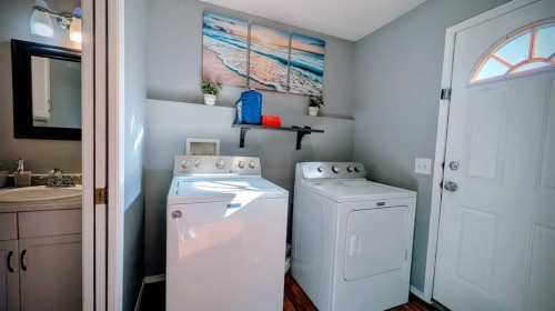 226 Erin Circle Se, Calgary, AB - Indoor Photo Showing Laundry Room
