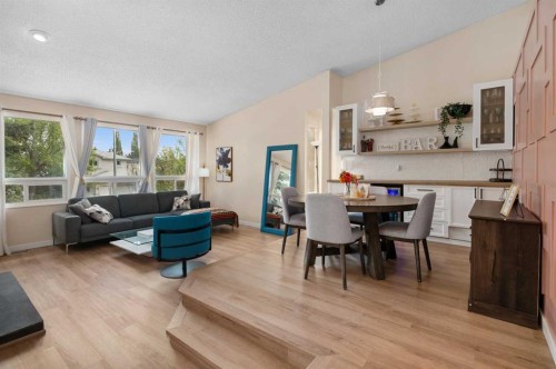 212 Woodbine Boulevard Sw, Calgary, AB - Indoor Photo Showing Other Room