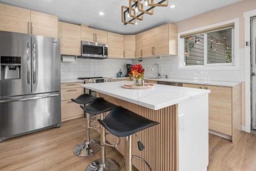 212 Woodbine Boulevard Sw, Calgary, AB - Indoor Photo Showing Kitchen With Upgraded Kitchen