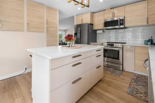212 Woodbine Boulevard Sw, Calgary, AB - Indoor Photo Showing Kitchen With Upgraded Kitchen