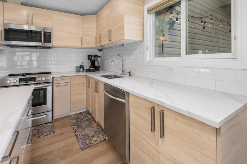 212 Woodbine Boulevard Sw, Calgary, AB - Indoor Photo Showing Kitchen With Double Sink With Upgraded Kitchen