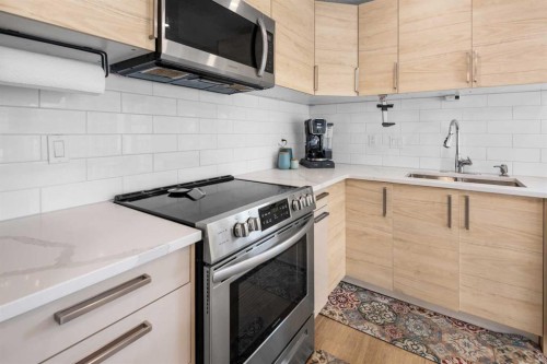 212 Woodbine Boulevard Sw, Calgary, AB - Indoor Photo Showing Kitchen With Double Sink With Upgraded Kitchen