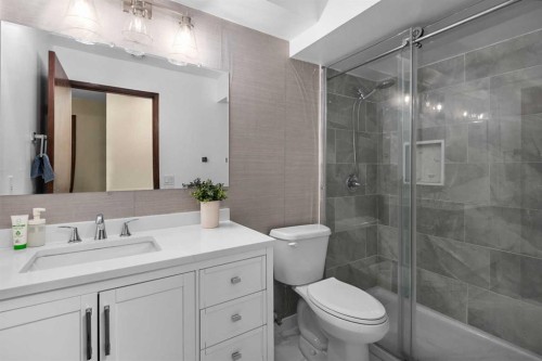 212 Woodbine Boulevard Sw, Calgary, AB - Indoor Photo Showing Bathroom
