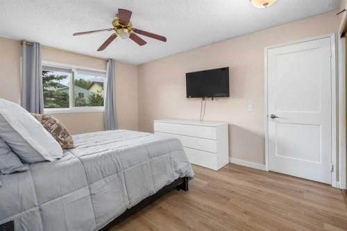 212 Woodbine Boulevard Sw, Calgary, AB - Indoor Photo Showing Bedroom