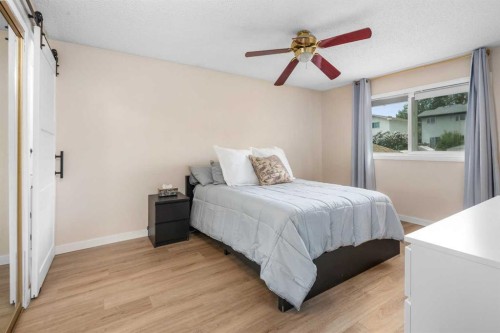 212 Woodbine Boulevard Sw, Calgary, AB - Indoor Photo Showing Bedroom