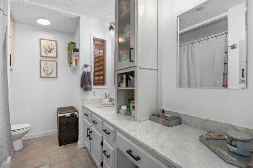 212 Woodbine Boulevard Sw, Calgary, AB - Indoor Photo Showing Bathroom