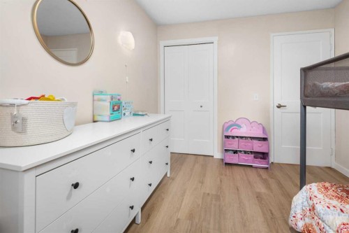212 Woodbine Boulevard Sw, Calgary, AB - Indoor Photo Showing Bedroom