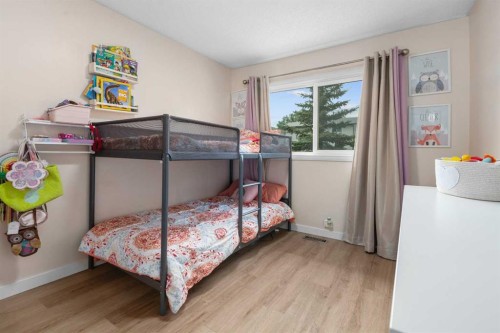 212 Woodbine Boulevard Sw, Calgary, AB - Indoor Photo Showing Bedroom