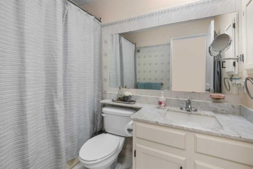 212 Woodbine Boulevard Sw, Calgary, AB - Indoor Photo Showing Bathroom