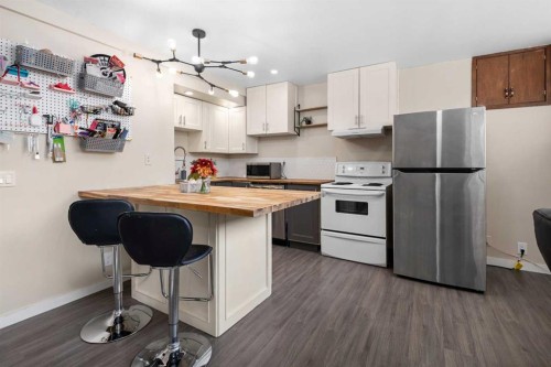 212 Woodbine Boulevard Sw, Calgary, AB - Indoor Photo Showing Kitchen