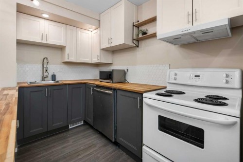 212 Woodbine Boulevard Sw, Calgary, AB - Indoor Photo Showing Kitchen