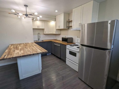 212 Woodbine Boulevard Sw, Calgary, AB - Indoor Photo Showing Kitchen