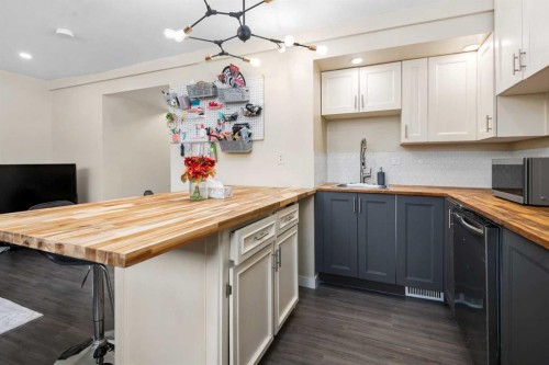 212 Woodbine Boulevard Sw, Calgary, AB - Indoor Photo Showing Kitchen