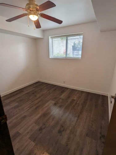212 Woodbine Boulevard Sw, Calgary, AB - Indoor Photo Showing Other Room