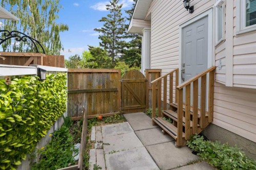 212 Woodbine Boulevard Sw, Calgary, AB - Outdoor With Exterior