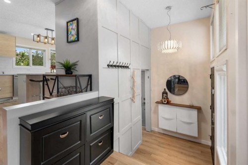 212 Woodbine Boulevard Sw, Calgary, AB - Indoor Photo Showing Other Room