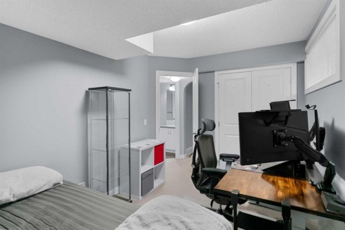 172 Evanspark Gardens Nw, Calgary, AB - Indoor Photo Showing Bedroom
