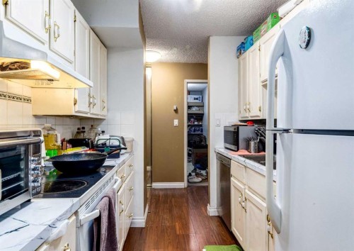 308-8604 48 Avenue Nw, Calgary, AB - Indoor Photo Showing Kitchen