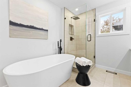 611 Agate Crescent Se, Calgary, AB - Indoor Photo Showing Bathroom