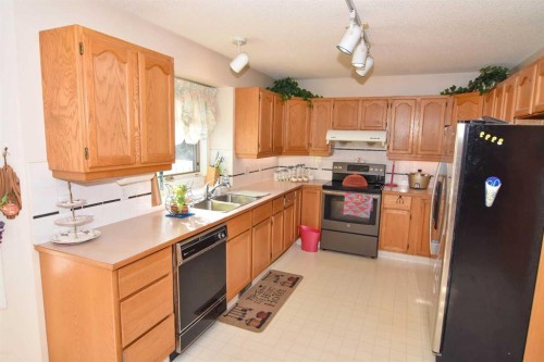 107 Hampshire Close Nw, Calgary, AB - Indoor Photo Showing Kitchen With Double Sink