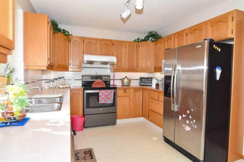 107 Hampshire Close Nw, Calgary, AB - Indoor Photo Showing Kitchen With Double Sink