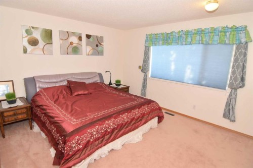 107 Hampshire Close Nw, Calgary, AB - Indoor Photo Showing Bedroom