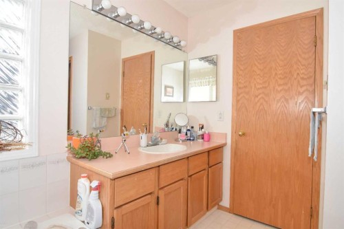 107 Hampshire Close Nw, Calgary, AB - Indoor Photo Showing Bathroom
