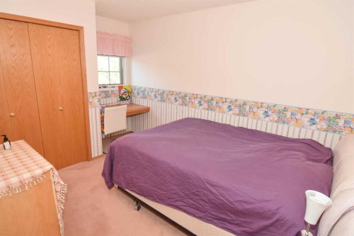 107 Hampshire Close Nw, Calgary, AB - Indoor Photo Showing Bedroom