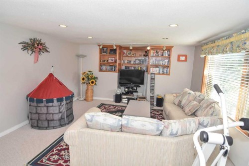 107 Hampshire Close Nw, Calgary, AB - Indoor Photo Showing Other Room