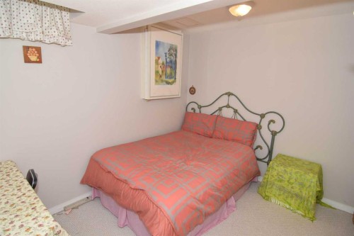 107 Hampshire Close Nw, Calgary, AB - Indoor Photo Showing Bedroom