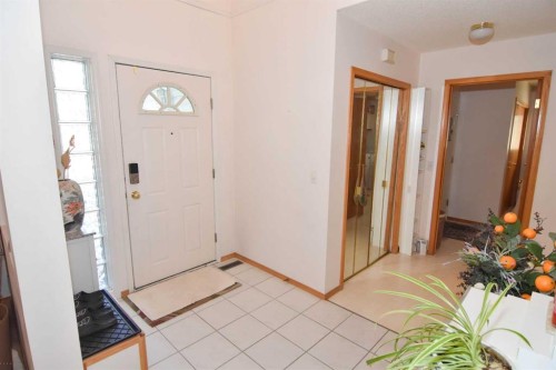 107 Hampshire Close Nw, Calgary, AB - Indoor Photo Showing Other Room