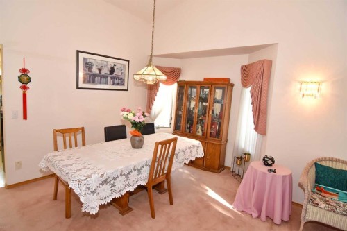107 Hampshire Close Nw, Calgary, AB - Indoor Photo Showing Dining Room