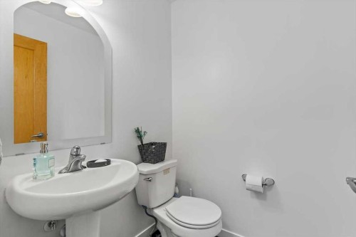 57 Everwillow Boulevard Sw, Calgary, AB - Indoor Photo Showing Bathroom