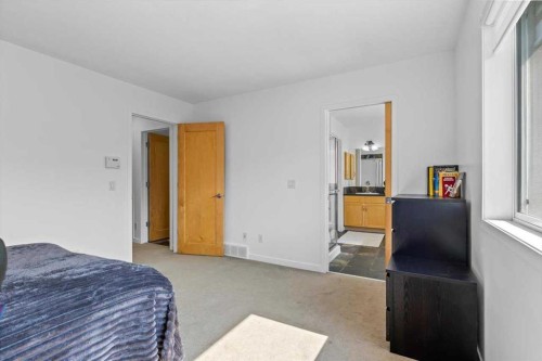 57 Everwillow Boulevard Sw, Calgary, AB - Indoor Photo Showing Bedroom
