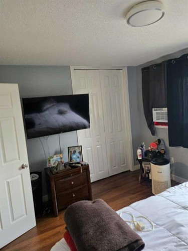 5112 Maryvale Drive Ne, Calgary, AB - Indoor Photo Showing Bedroom