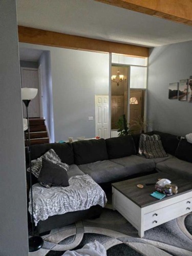 5112 Maryvale Drive Ne, Calgary, AB - Indoor Photo Showing Living Room
