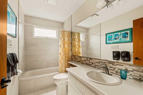84 Edendale Crescent Nw, Calgary, AB - Indoor Photo Showing Bathroom